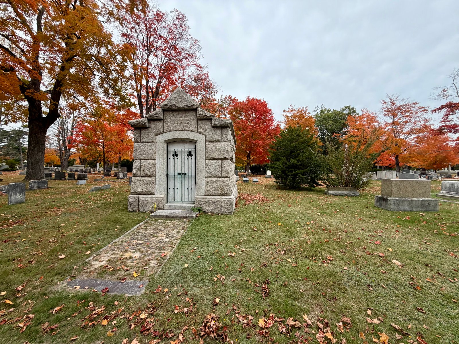 Scenery along Evergreen Cemetery Woods Loop